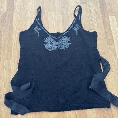 Top nero con paillettes