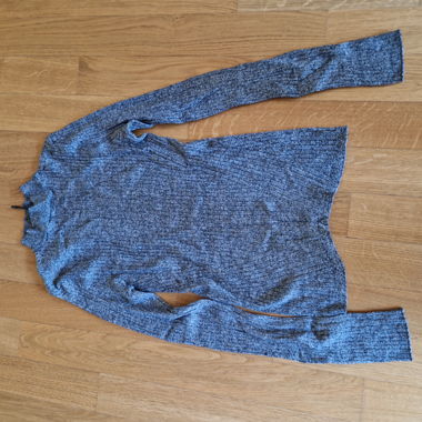 Grauer Pullover