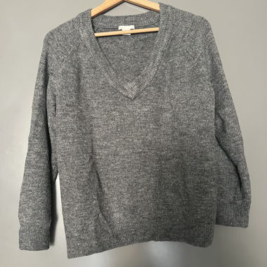 Maglione grigio con scollo a V