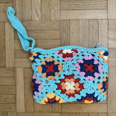 Bunte gehäkelte Clutch