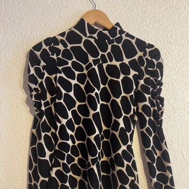 Dünner Pullover mit Giraffenmuster