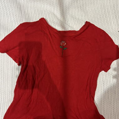 T-shirt rosso con rosa ricamata per gratis