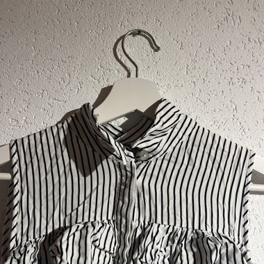 Blouse rayée avec volants et découpes