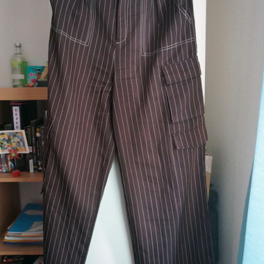Pantalon cargo baggy noir à bandes blanches