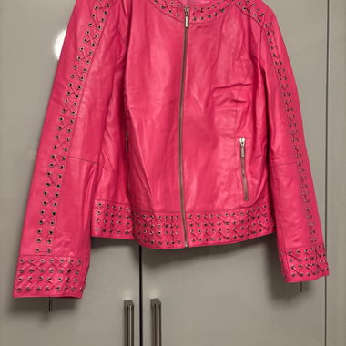 Giacca in ecopelle rosa acceso con occhielli