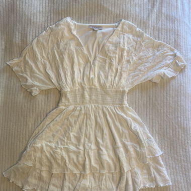 Weisses flüssiges Kleid