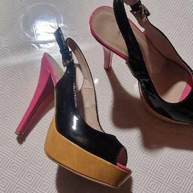Chaussures hautes et ouvertes tricolores