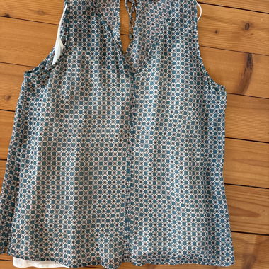 Top floreale senza maniche