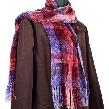 Velvet-Touch Scarf Patterned with fringes 