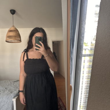 Robe noire au genoud