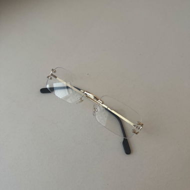 klare Brille (kein Blaulichtfilter) mit gold- und schwarzen Details