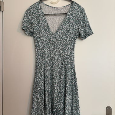 Grünes Blümchenkleid mit Wickeloptik