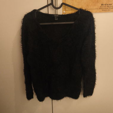 Pull noir duveteux