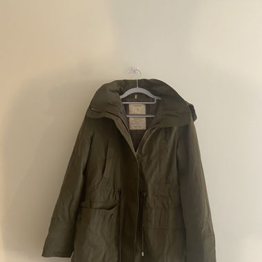 Coat with detachable hood 