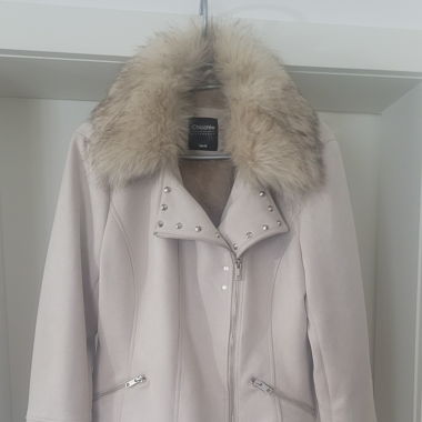 Giacca beige con collo in pelliccia sintetica di Chicorée