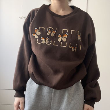 Sweatshirt marron avec papillons