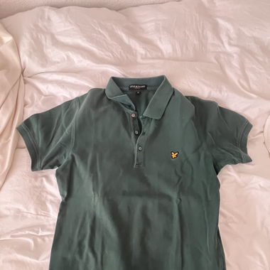 dunkelgrünes poloshirt 