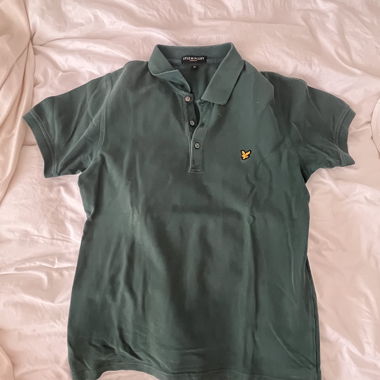 dunkelgrünes poloshirt 