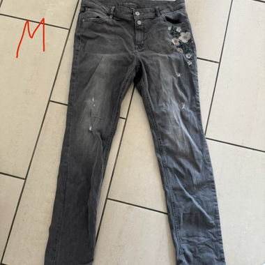 Graue Jeans mit Blumenstickerei