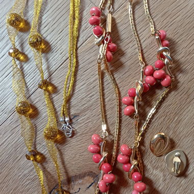 Colliers de bijoux assortis