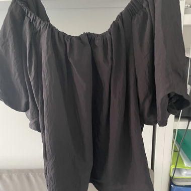 Blusa nera ampia