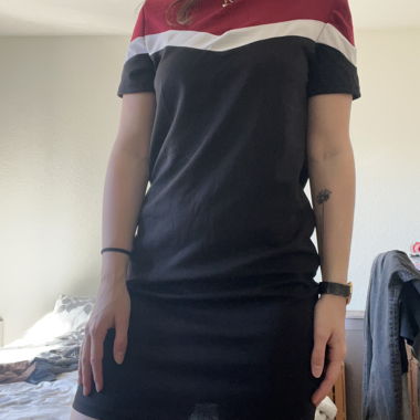 Schwarzes und rotes Kleid