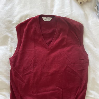 V-neck red