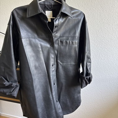 Schwarze Lederbluse
