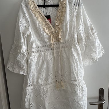 Weisses Spitzenkleid mit Stickerei