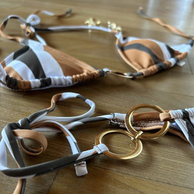 Bikini con anelli dorati