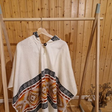 Poncho aus Wolle / Poncho en laine