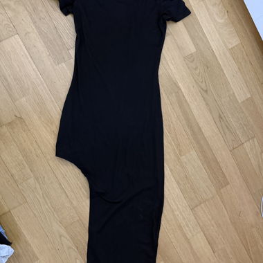 2x Kleid mit einem Schlitz