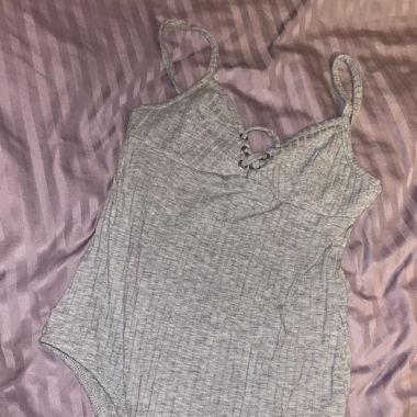 Body gris lacets en bon état taille S