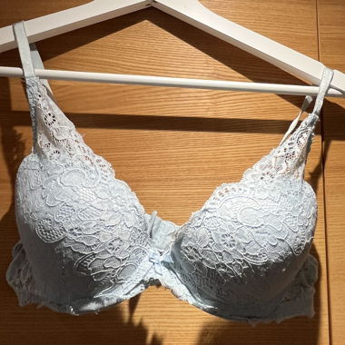 weißer und babyblauer BH