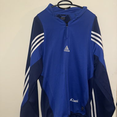 Blaue Adidas-Sportjacke