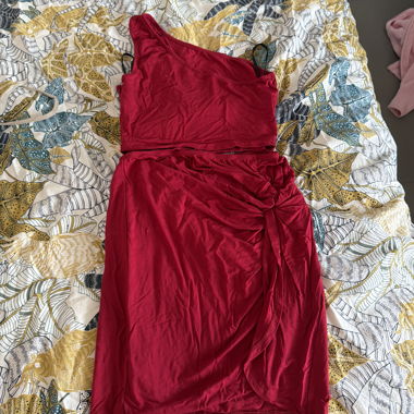 Abito rosso asimmetrico