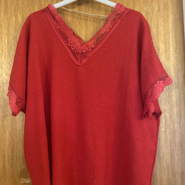 Blouse rouge avec chaînette 