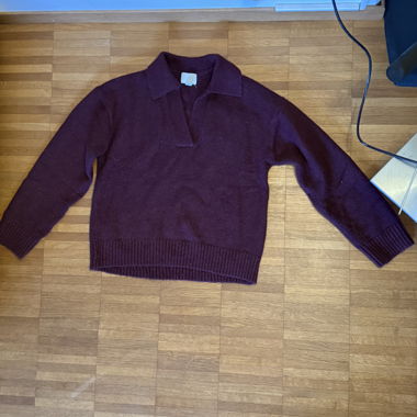 Bordeaux gestrickter Pullover mit Kragen