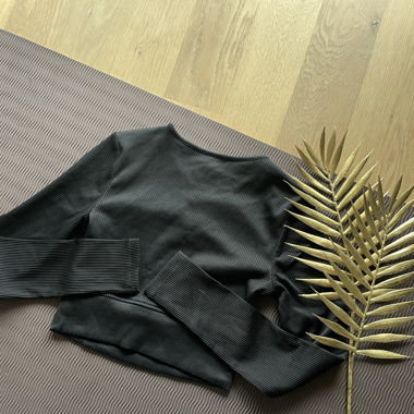 schwarzes crop top zum Sport machen 