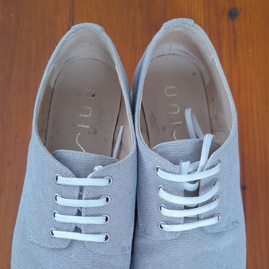 Souliers en tissu gris, doublé en partie avec cuir