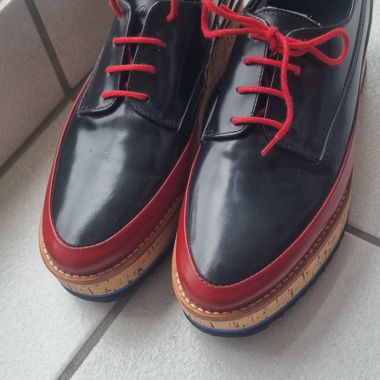 Chaussures à lacets noires et rouges