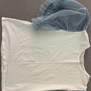 Weiße T-Shirts mit blauen Ärmeln zu verkaufen 
