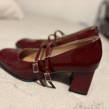 bordeauxfarbene Mary-Janes