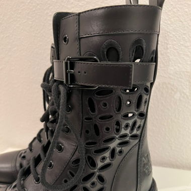 Stiefel mit Laser-Cuts