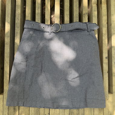 Jupe courte à carreaux avec ceinture