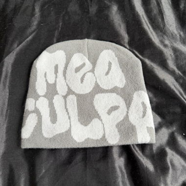 Grauer Mea-Culpa-Strickbecher