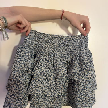 Mini-jupe fleurie bleue à volants