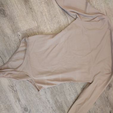 Beigefarbener Bodysuit mit langen Ärmeln