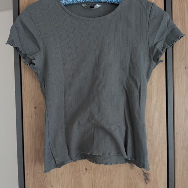 T-shirt grigio-verde con orlo ondulato