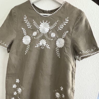 Robe florale brodée zara